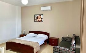 Tomi Apartments