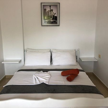 Tomi Apartments Sarandë Esterno foto