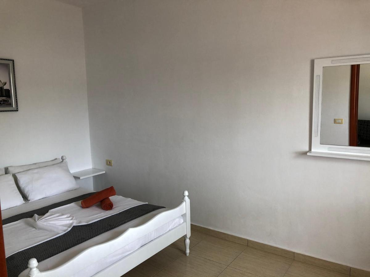 Tomi Apartments Sarandë Esterno foto