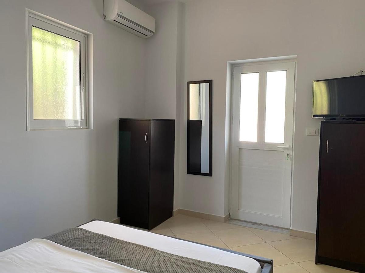 Tomi Apartments Sarandë Esterno foto