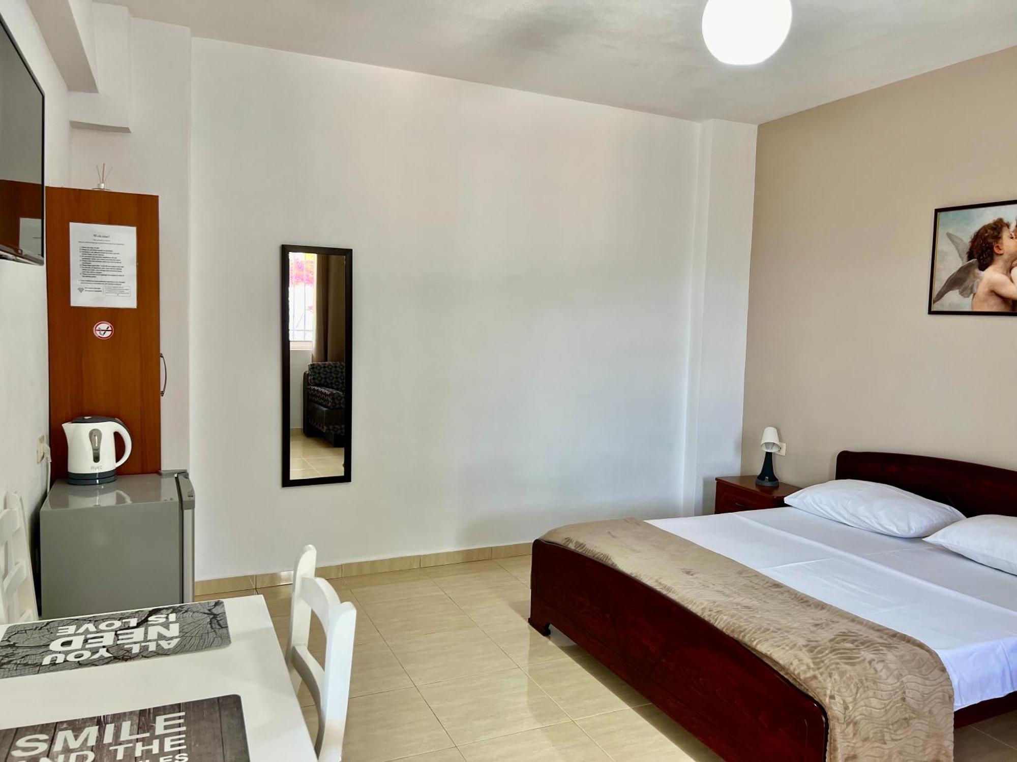 Tomi Apartments Sarandë Esterno foto